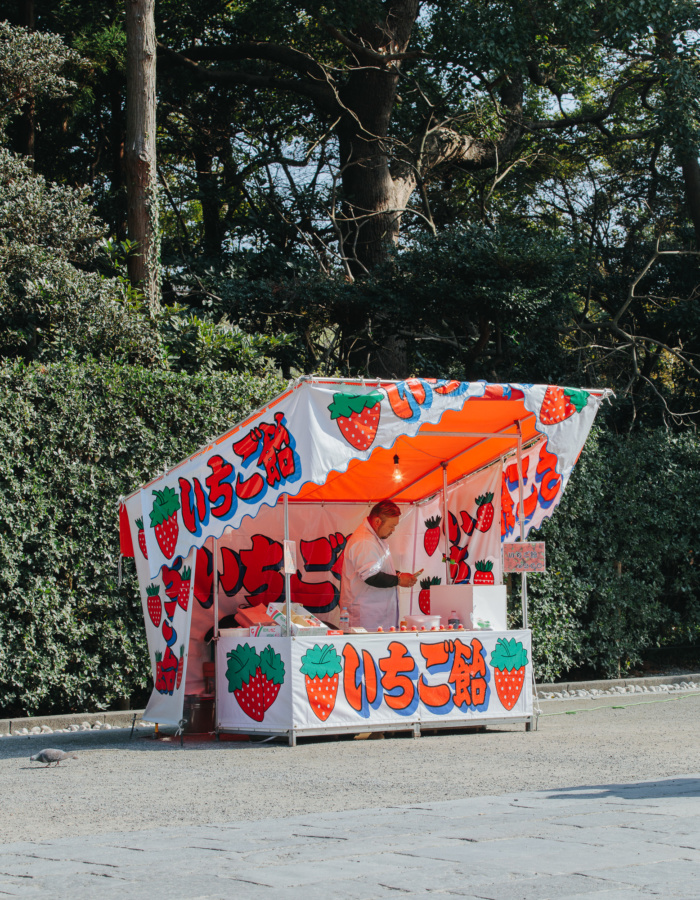 Alex Crétey Systermans  A strawberry booth, in a temple alley, in Kamakura, March 2018 - Alex Cretey Systermans